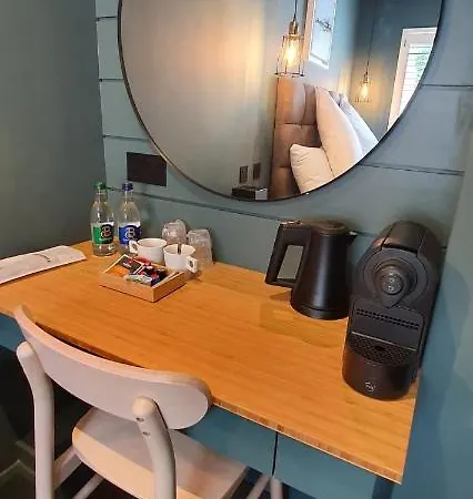 Konukevi The Lemon Leaf Cafe Bar And Townhouse 4*