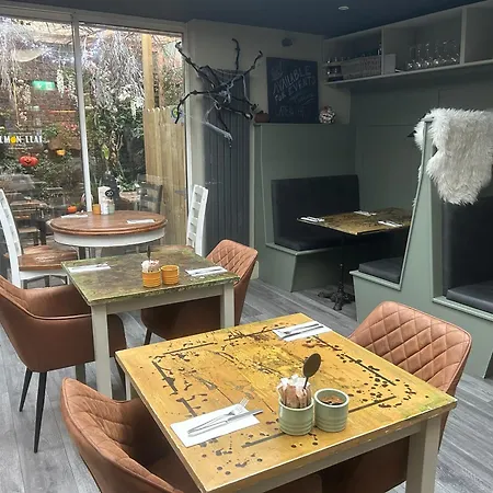 The Lemon Leaf Cafe Bar And Townhouse Konukevi
