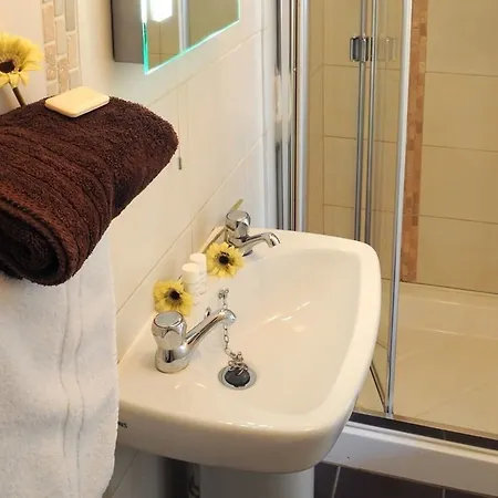 Guest house The Lemon Leaf Cafe Bar And Townhouse 4*
